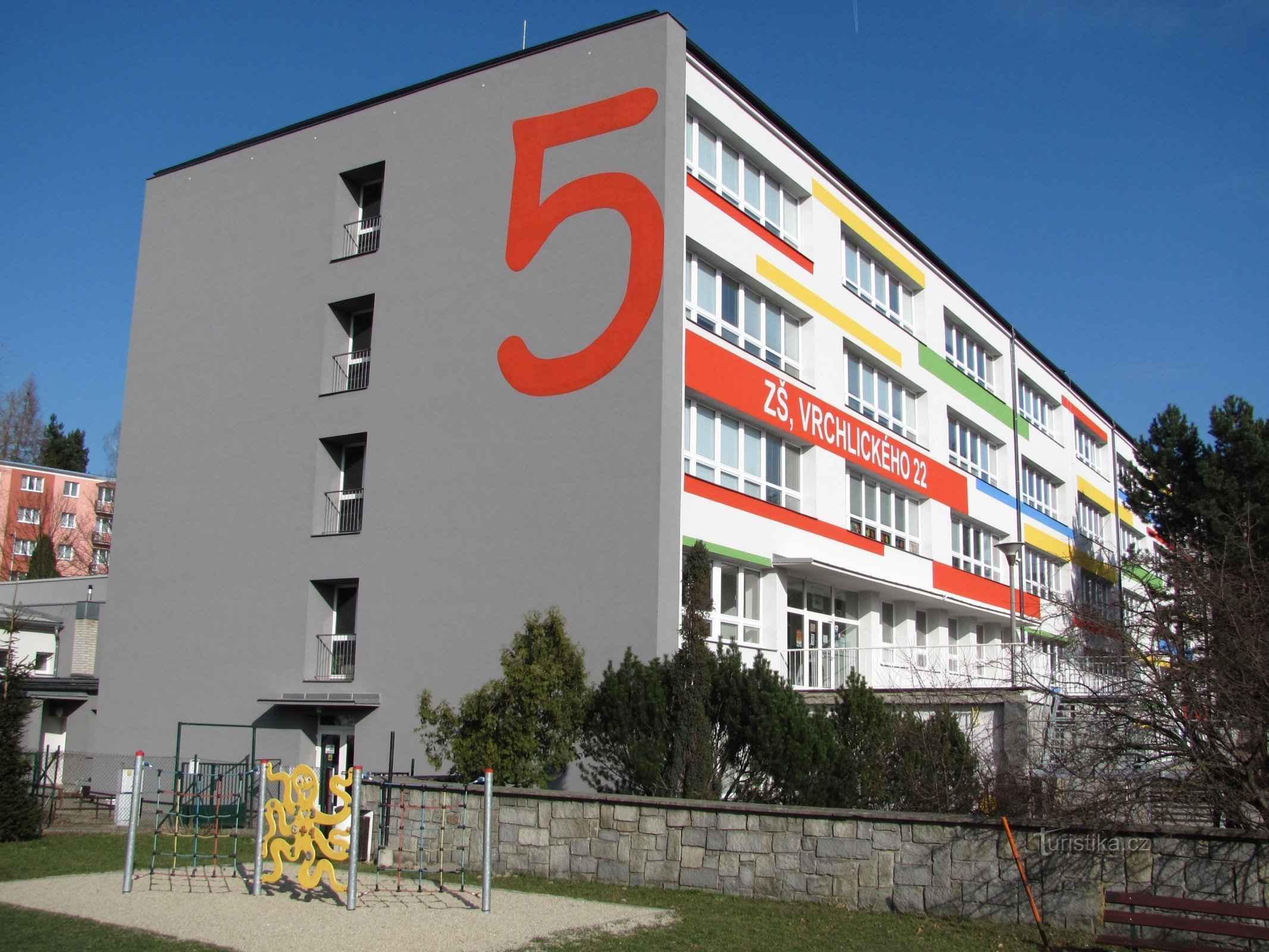 Šumperk – 5. peruskoulun rakennus ja lasten 8D leikkipaikka