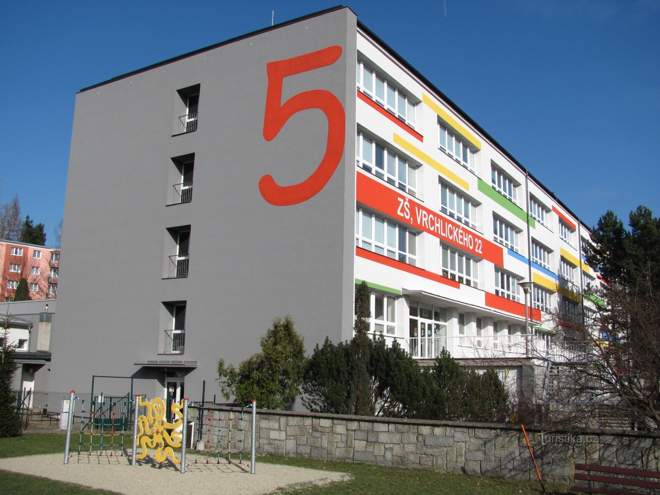 Šumperk – Gebäude der 5. Grundschule und Kinderspielplatz 8D