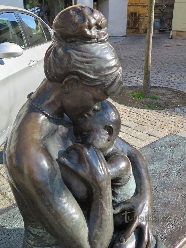 Šumperk – Banco messaggi (Madre con bambino)