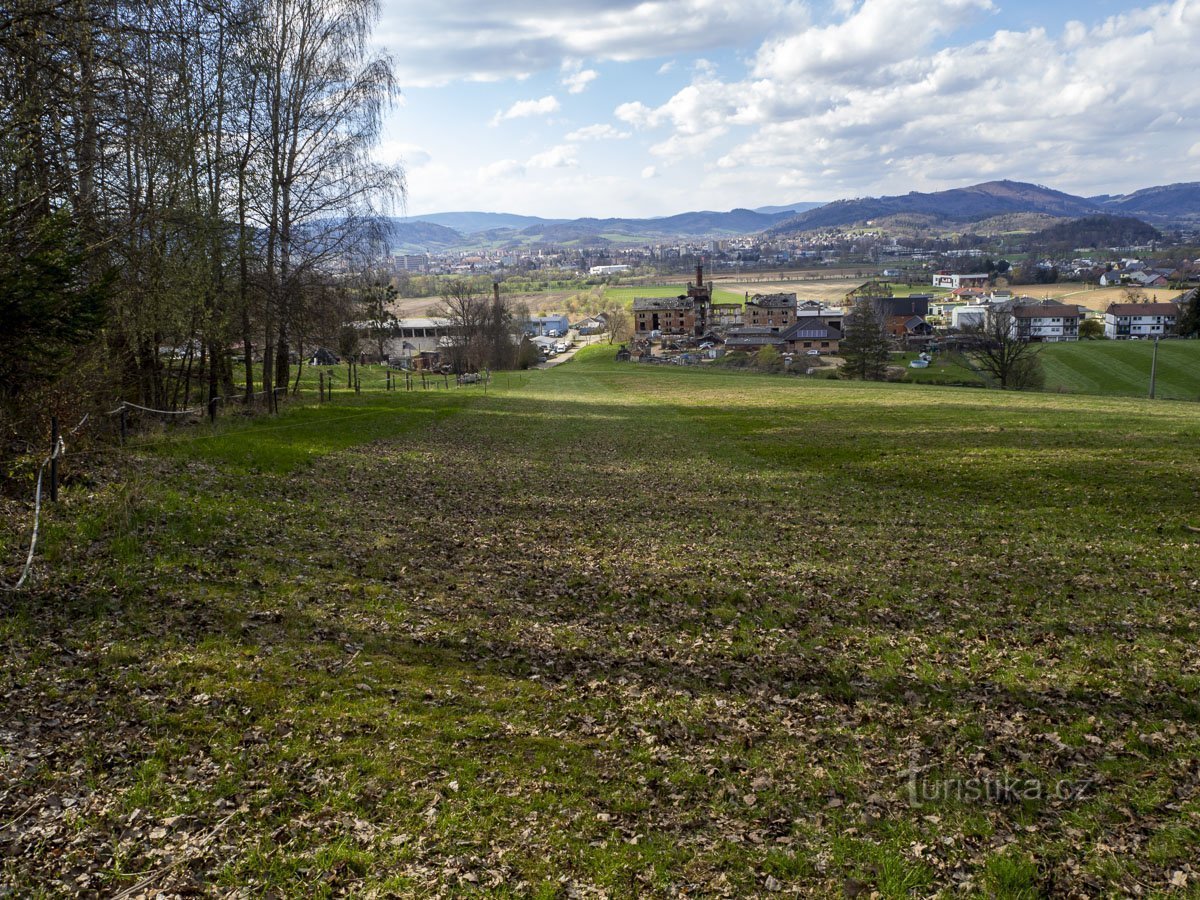 Lưu vực Šumper với tàn tích của nhà máy bia Třemeš