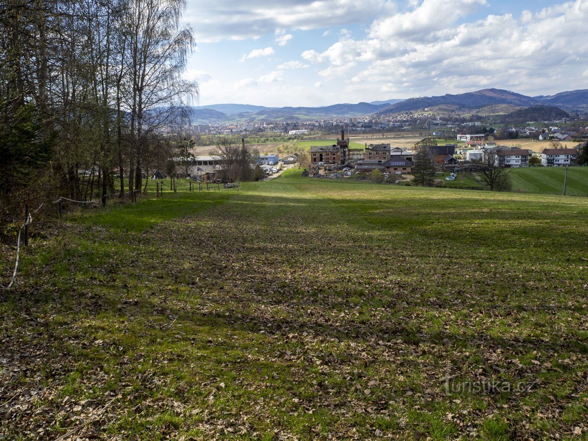 Le bassin Šumper avec les vestiges de la brasserie Třemeš