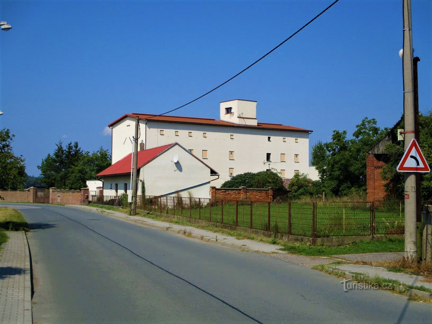 Sušárna čekanky čp. 32 s čp. 100 (Třesovice, 31.8.2019)