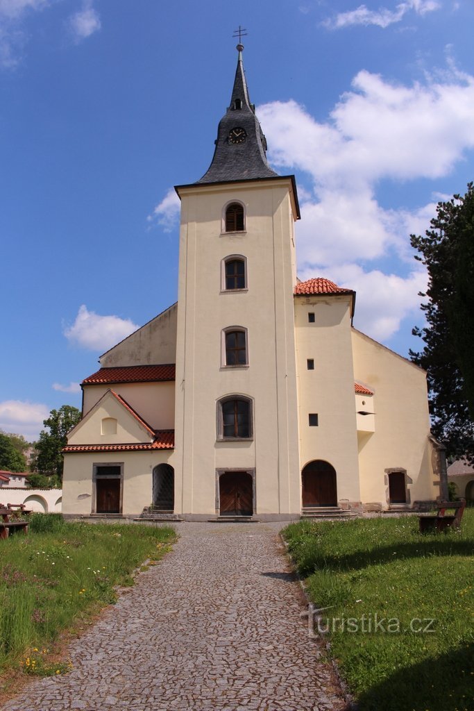 Sušice, Biserica Fecioarei Maria, fațada de vest