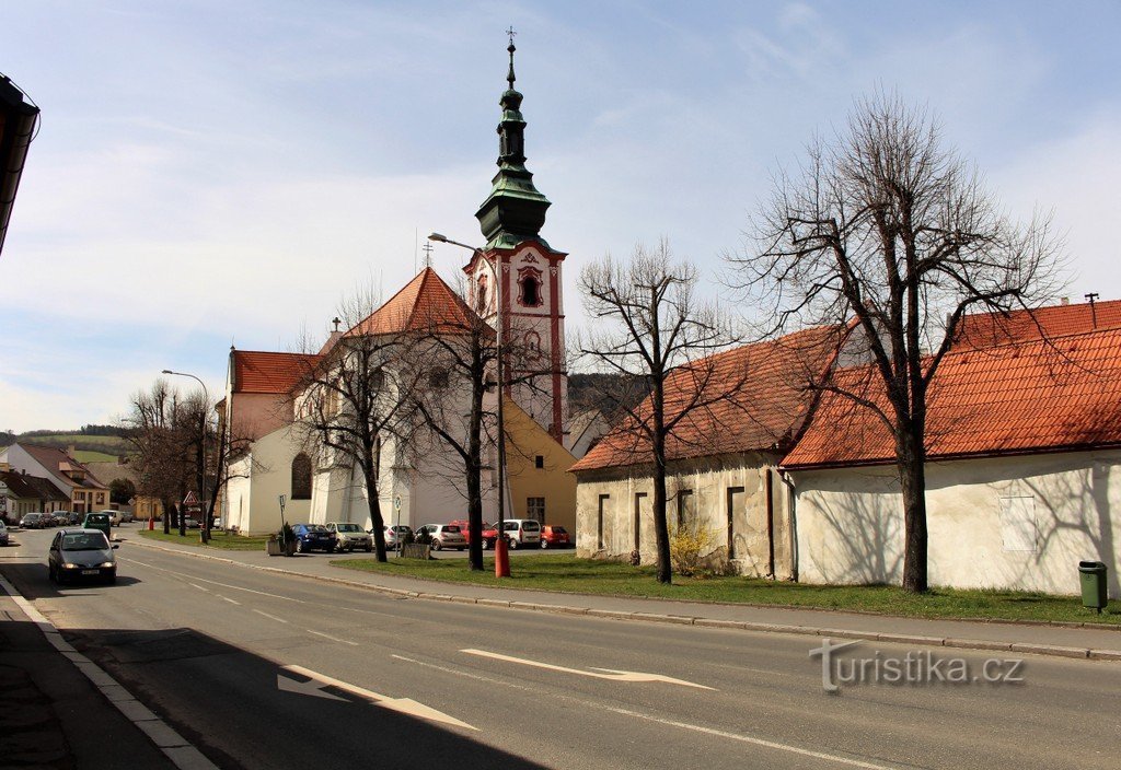 Sušice, kostel sv. Václava, pohled z nábřeží