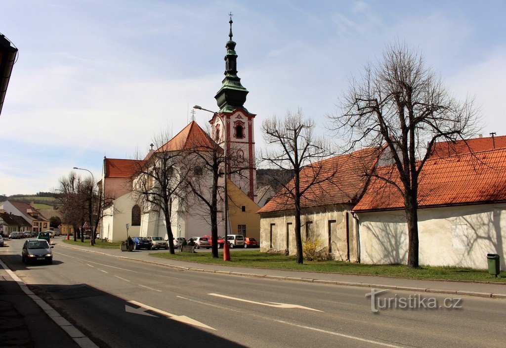 Sušice, kerk van St. Václava, uitzicht vanaf de dijk