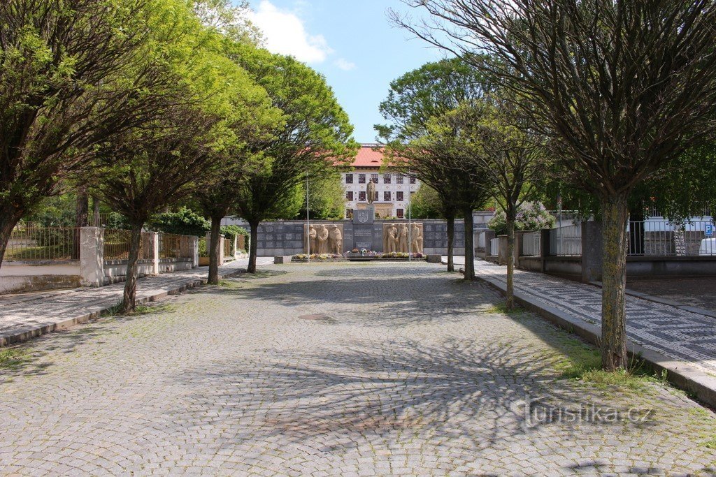 Sušice, vedere de la terasament la monument