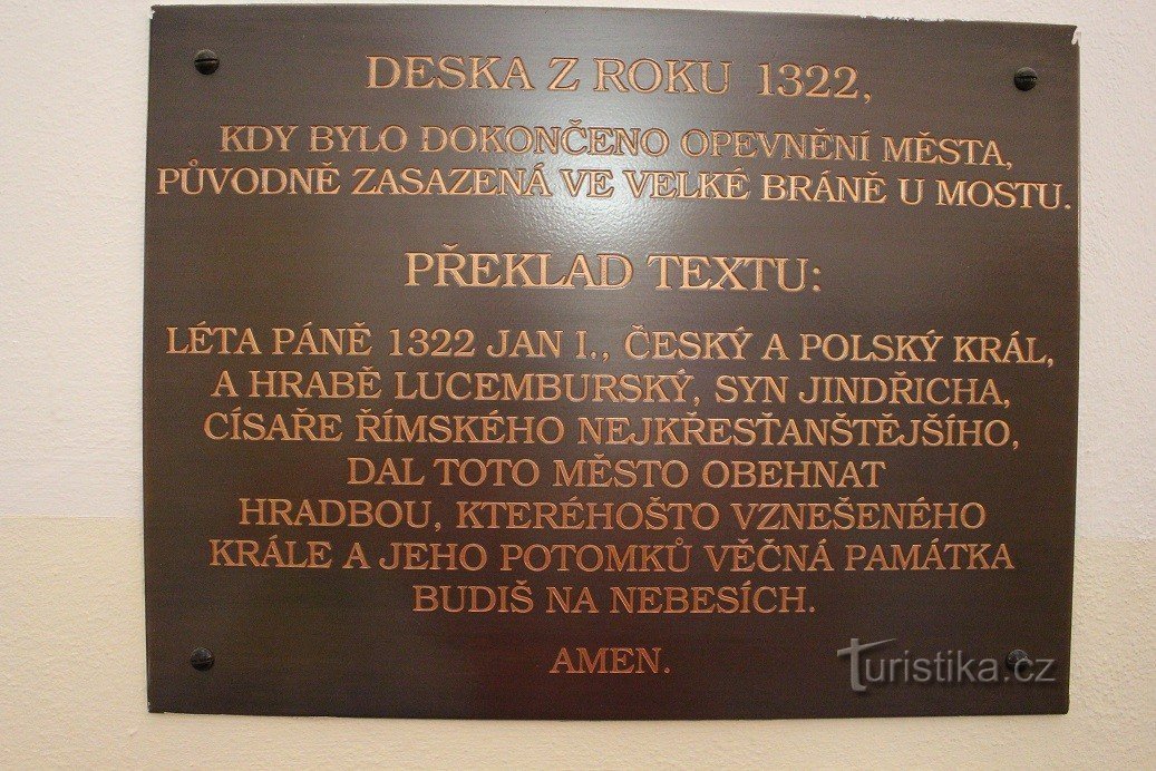 Sušice, traducerea textului pe tăblița de piatră