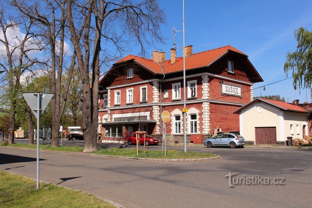 Sušické nádraží, lato sud dell'edificio