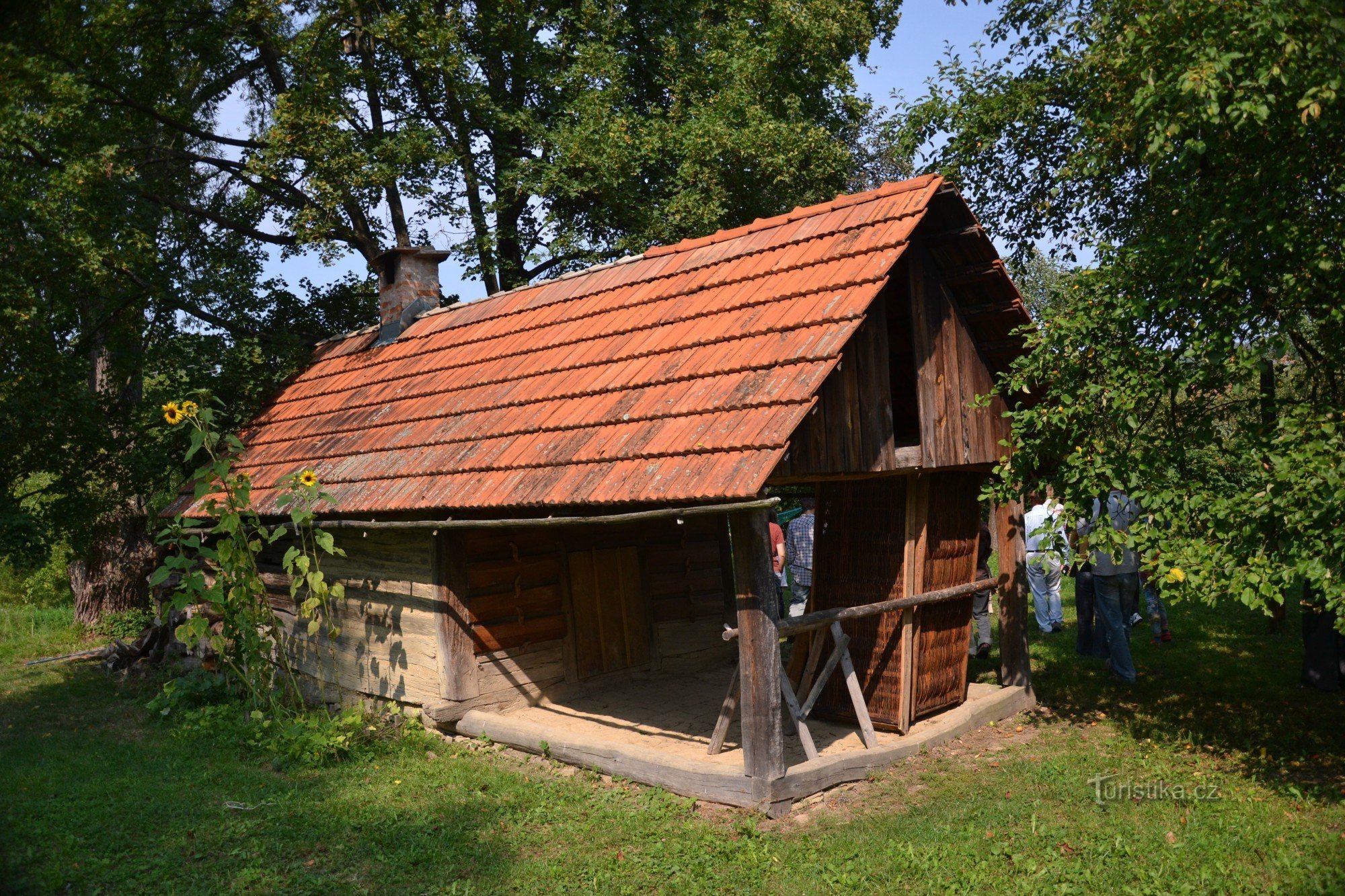 sušilnica obdana z naravnim sadovnjakom