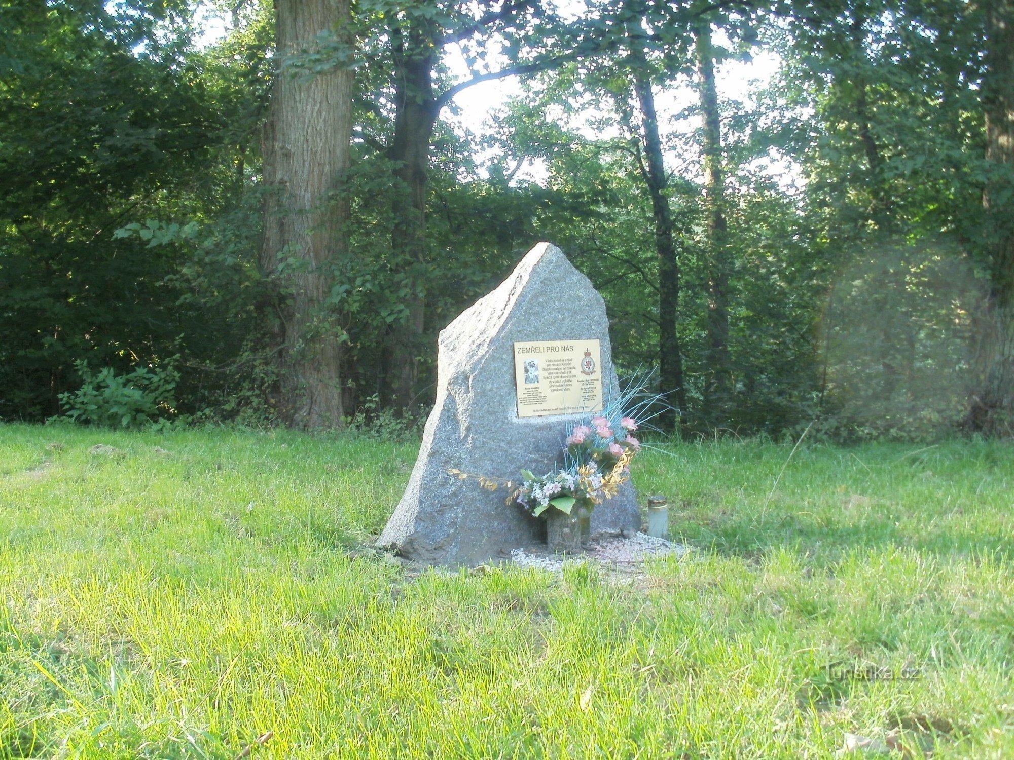 Suté Břehy - monumento a los aviadores