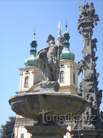 St. Florian entre as torres da igreja na praça....