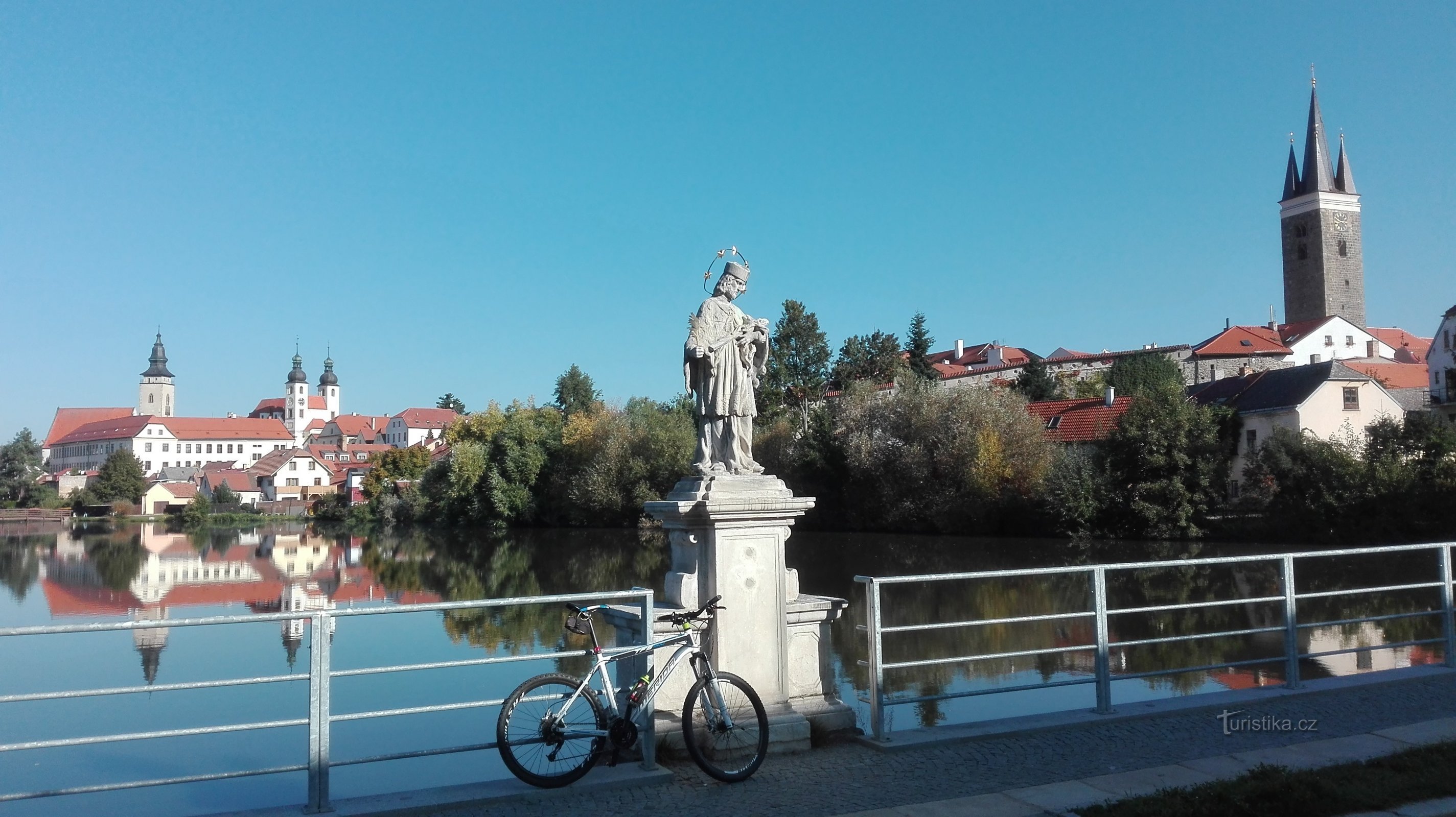 Utca. Jan Nepomucký az Ulický-tó gátján.