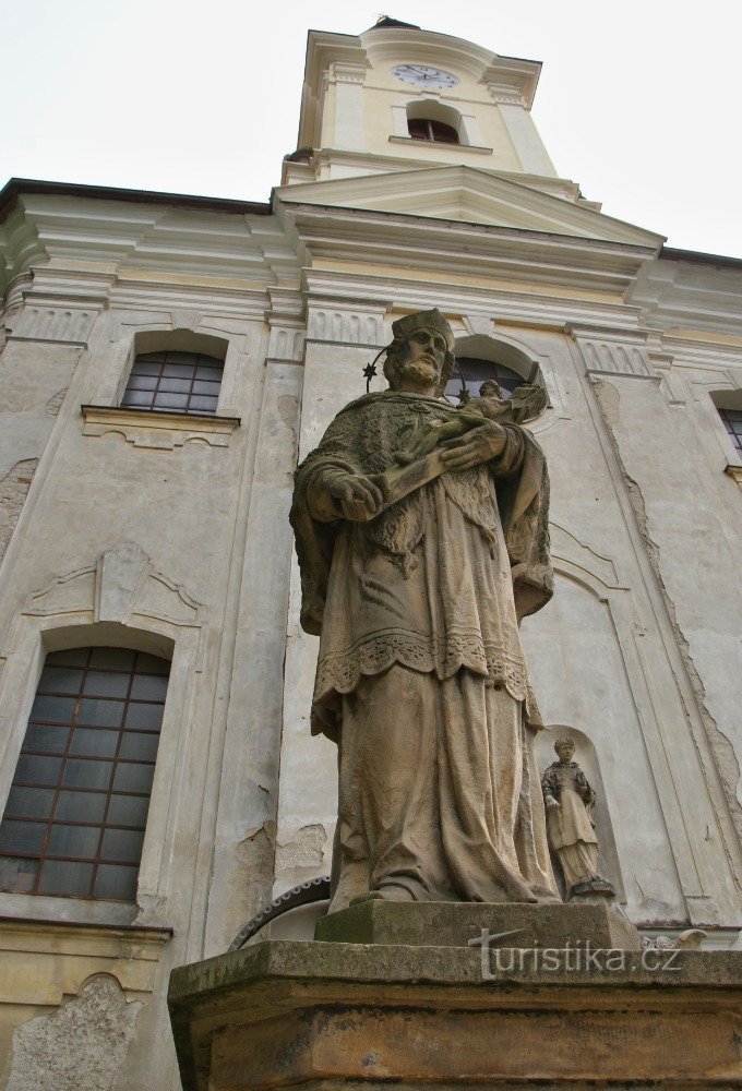 St. Jan Nepomucký em frente à fachada