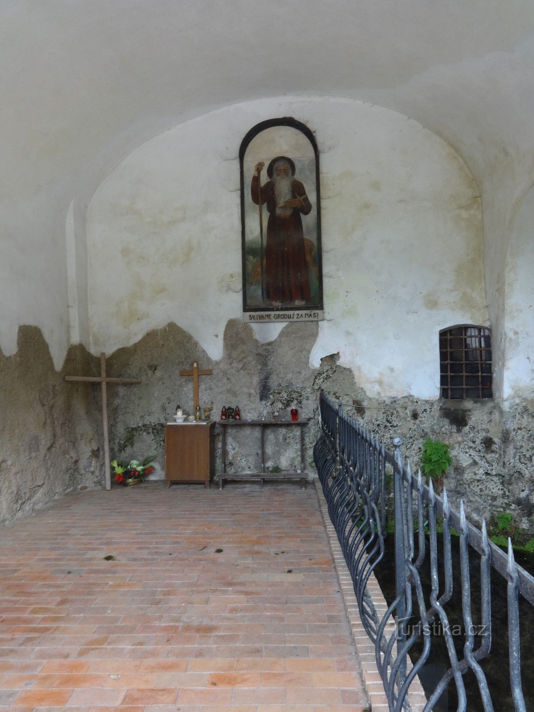 St. Jan pod Skalou und St. Ivan-Brunnen in der Nähe der Geburtskirche St. Johannes der Täufer