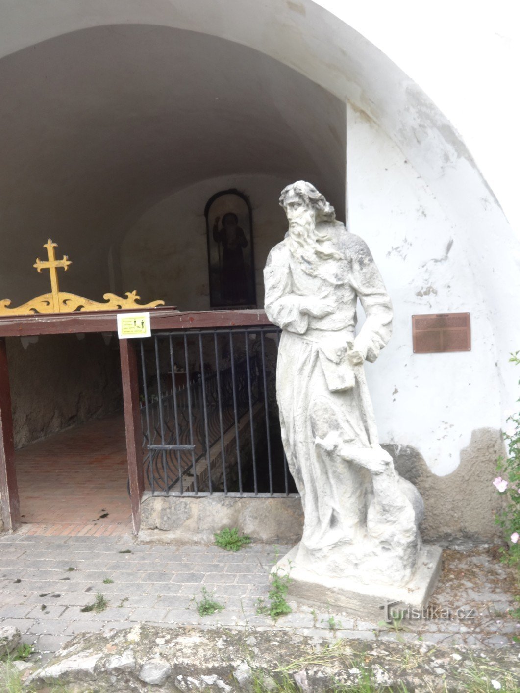 St. Jan pod Skalou und St. Ivan-Brunnen in der Nähe der Geburtskirche St. Johannes der Täufer