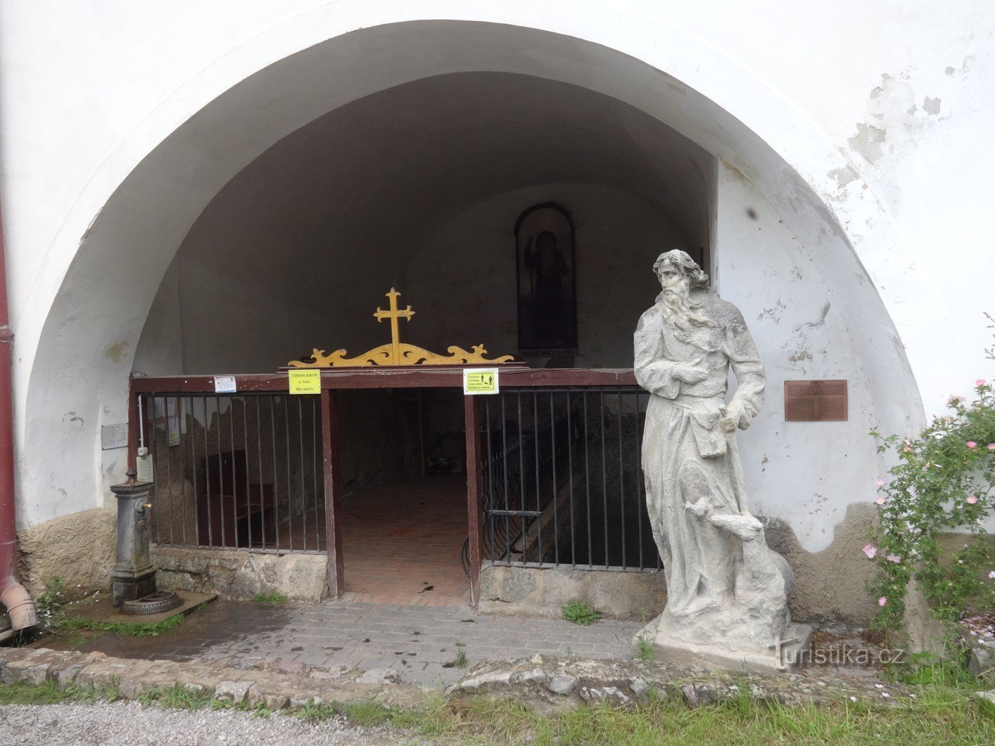 St. Jan pod Skalou e o poço de St. Ivan perto da Igreja da Natividade de St. João Batista