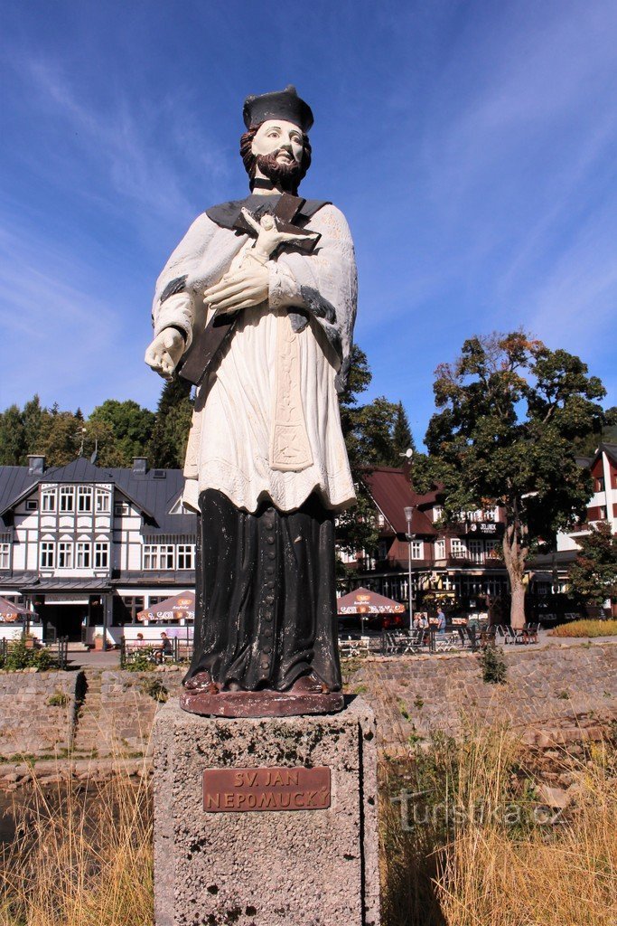 St. John of Nepomuk bên bờ sông Elbe