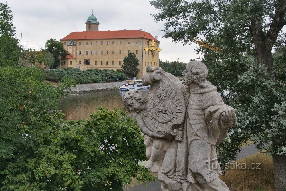 St. Jana de Nepomuck e castelo de Poděbrady