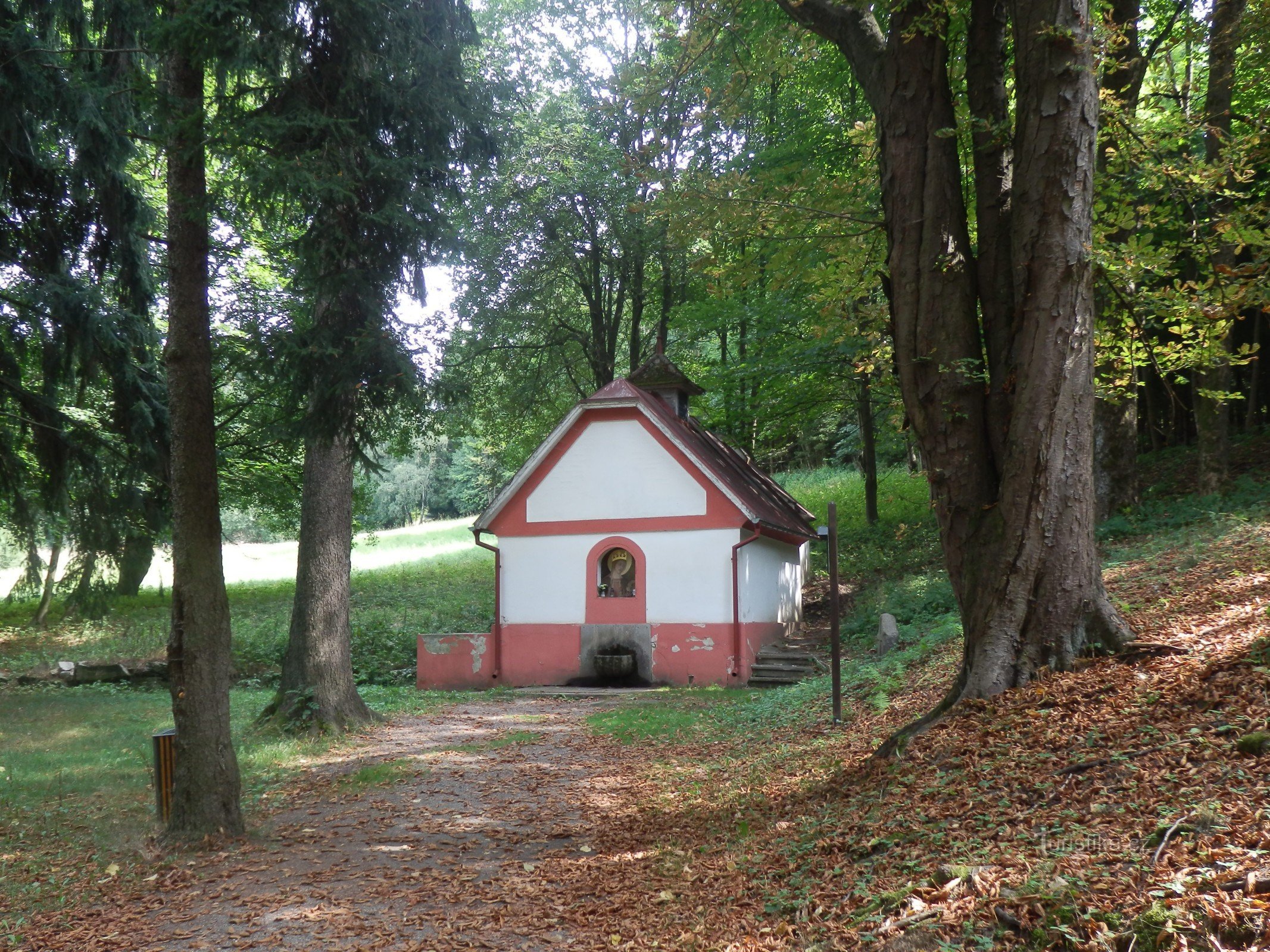 św. Kateřina, kaplica ze studnią, zdjęcie na okładce