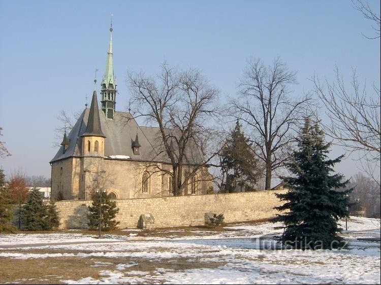 St. Peter: De van oorsprong Romaanse kerk van St. Peter werd herbouwd in de 14e eeuw.