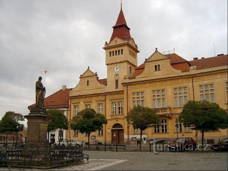 St. Václav foran rådhuset: Der er også en statue af den tjekkiske skytshelgen St. Wenceslas fra