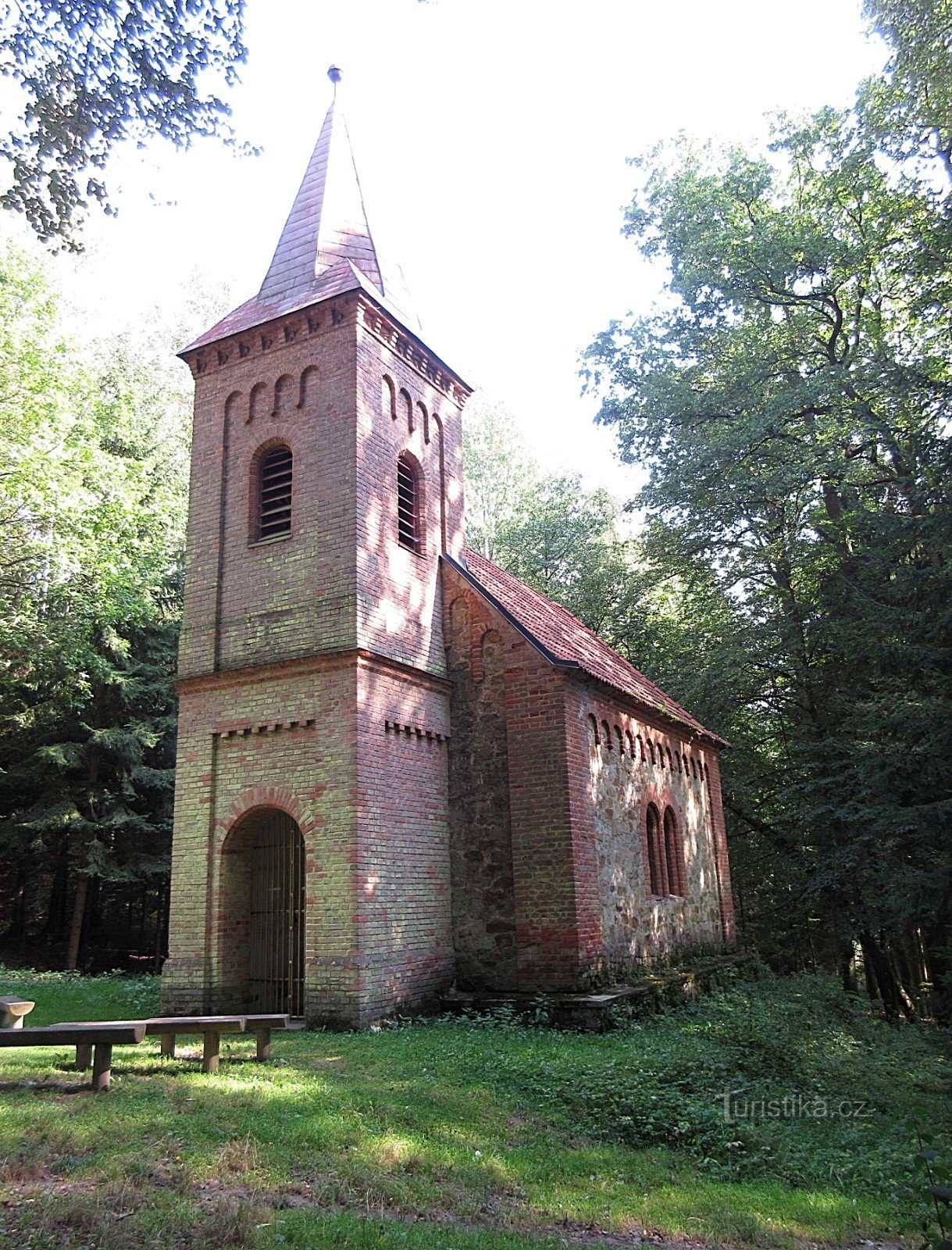 Svákov - Aussichtsturm, Burg, Kapelle