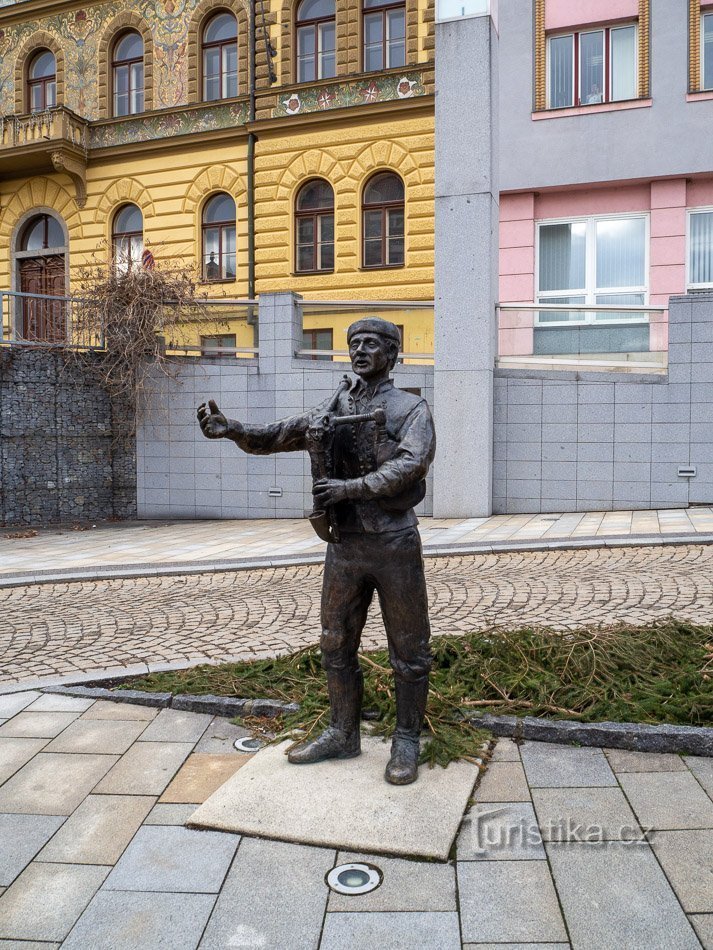 Švanda piper met de achtergrond van de gebouwen van het stadhuis