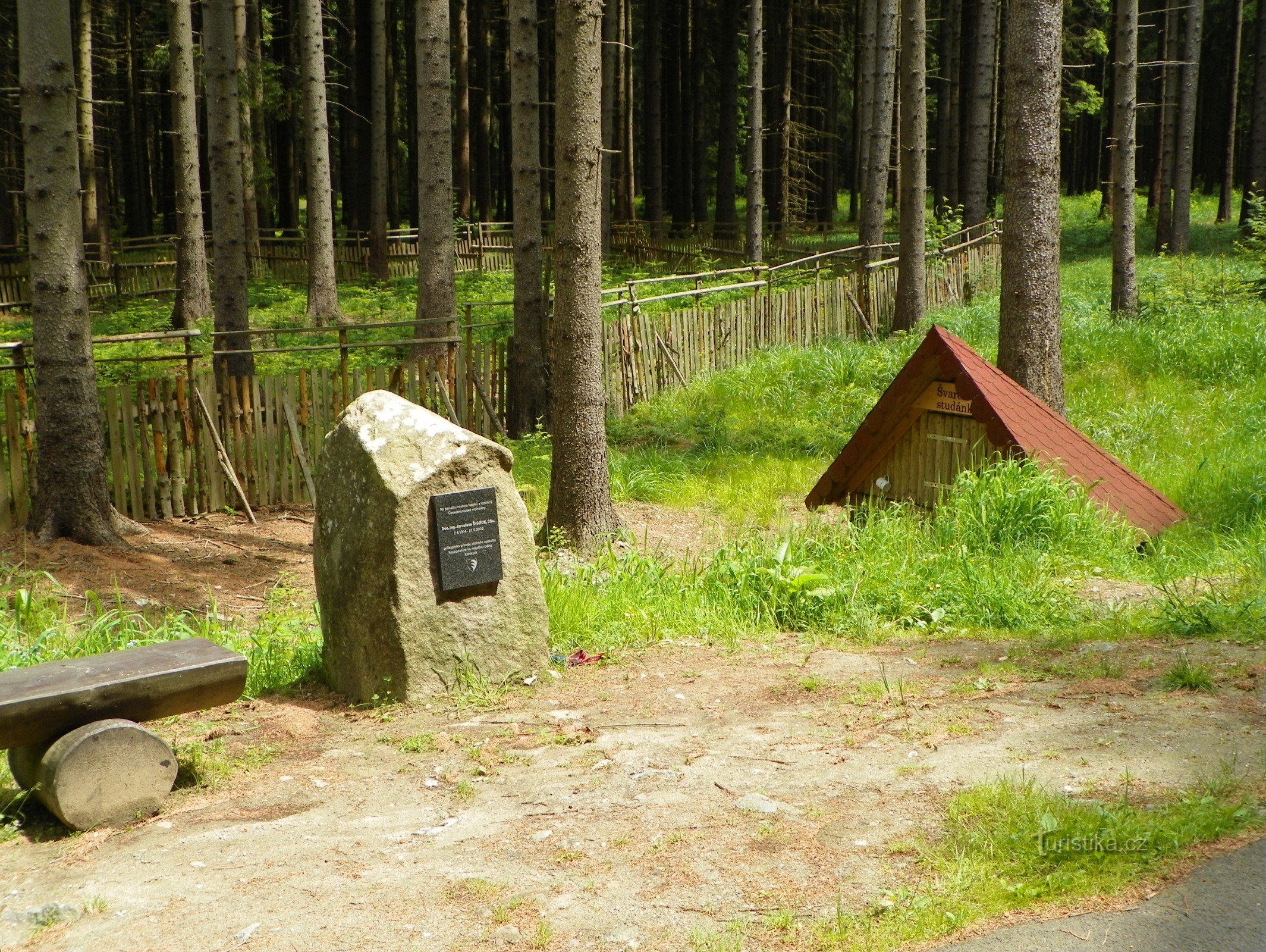 Švarčev vodnjak in spominsko obeležje