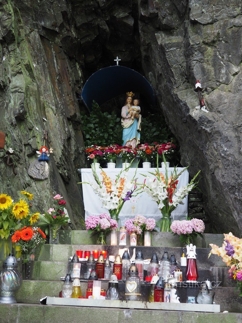 Santa Maria na Rocha, Gruta de Lourdes