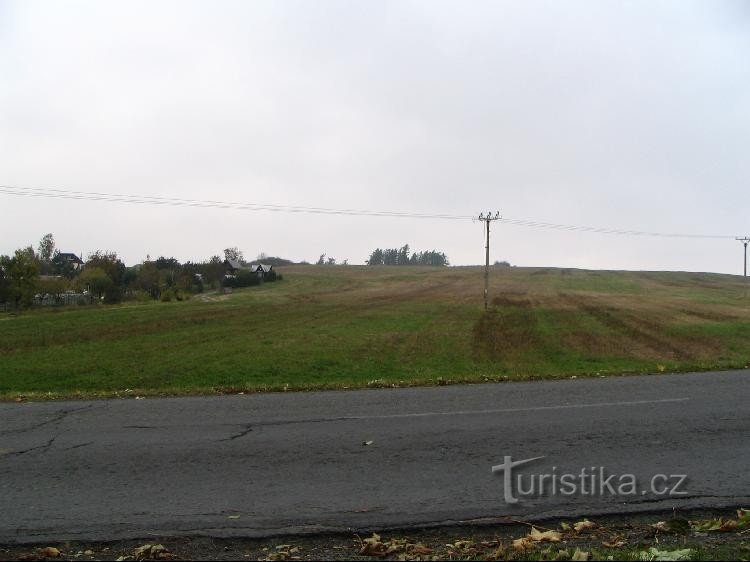 Berg Svatoňovick von der Ankunft in Budišov nad Budišovka