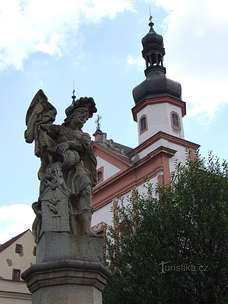 Saint Florian au-dessus de la fontaine sur la place du 1er mai à Chomutov
