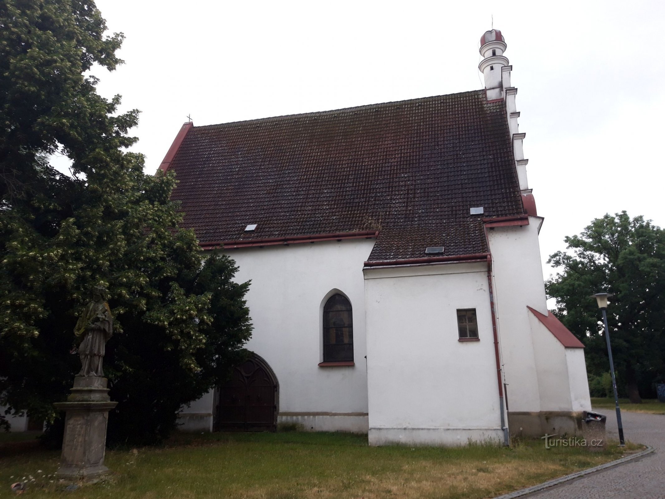 San Juan de Nepomuck en la iglesia de St. Juan el Bautista en Pardubice