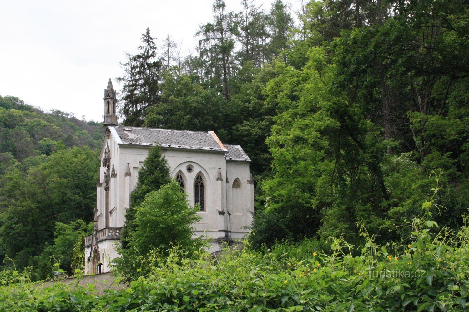 St. Jan pod Skalou e a capela do cemitério - a capela de St. Maximiliano