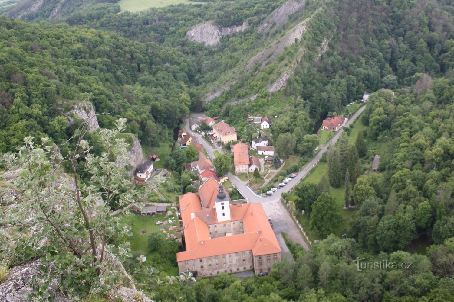 Saint John unter dem Felsen und die Statue im Dorf