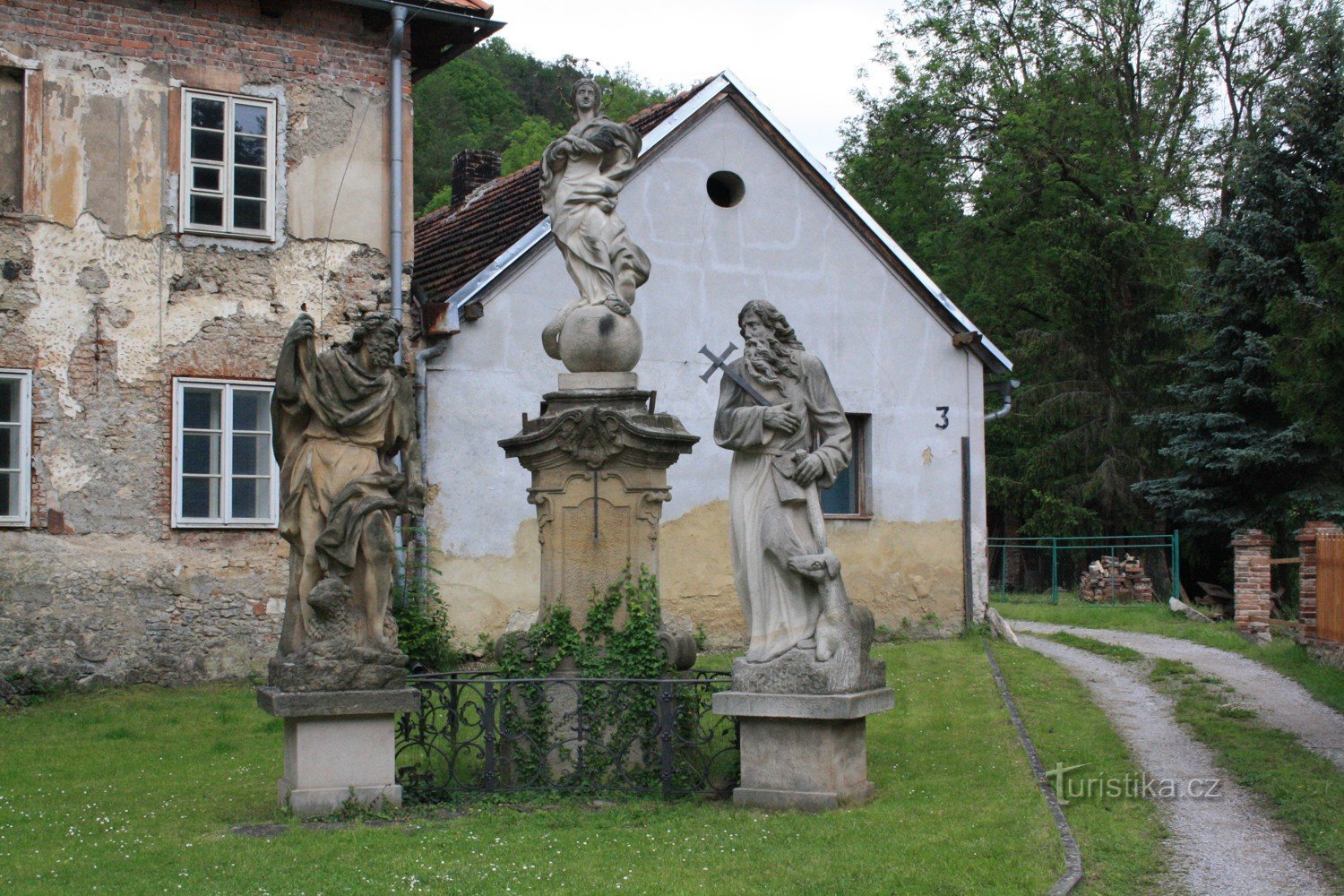 Szent János a szikla alatt és a szobor a faluban