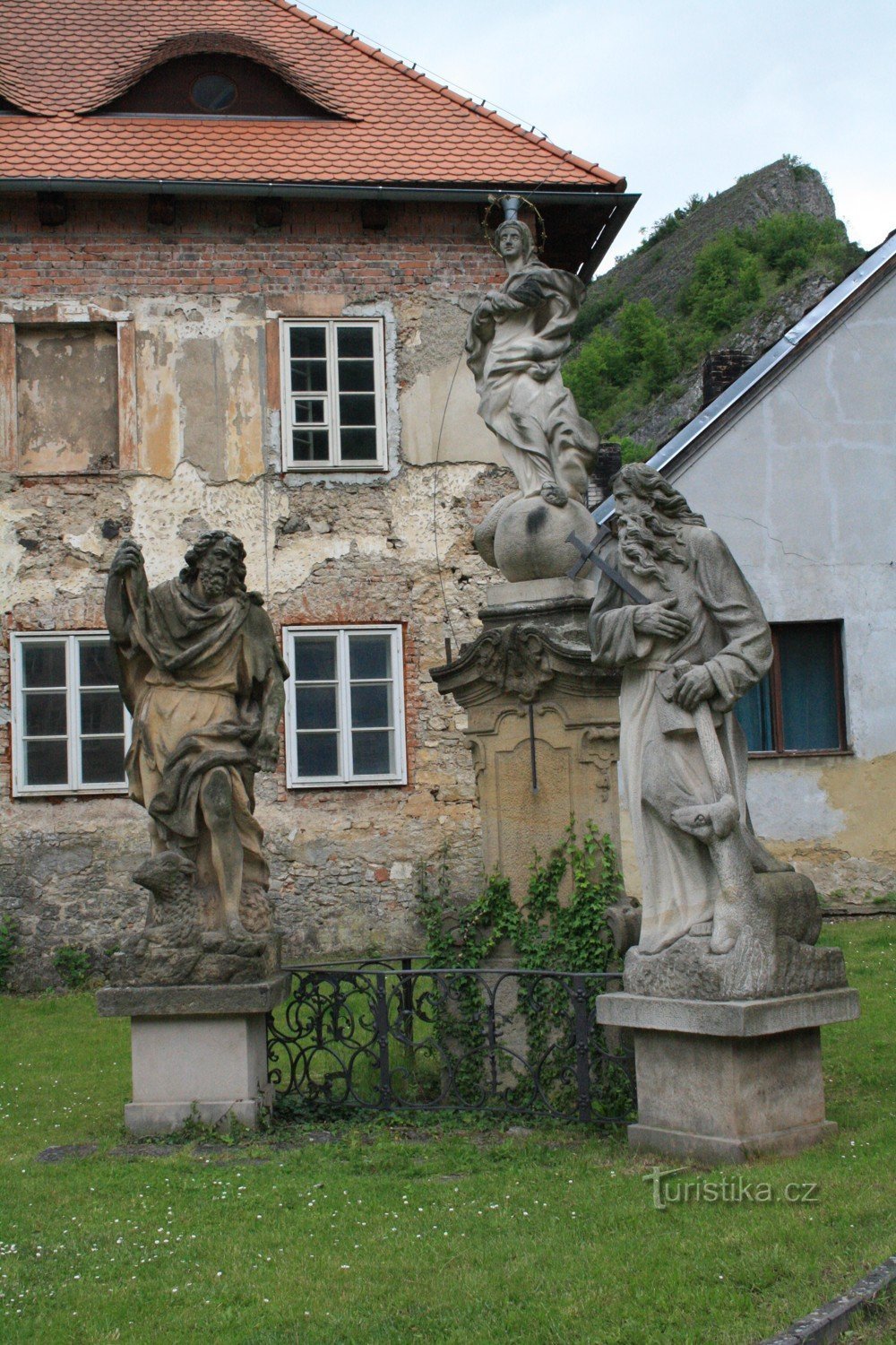 Sankt Johannes under klippen og statuen i landsbyen