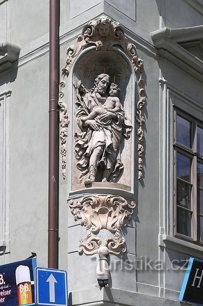 San José con el niño Jesús, letrero de la casa debajo de ellos