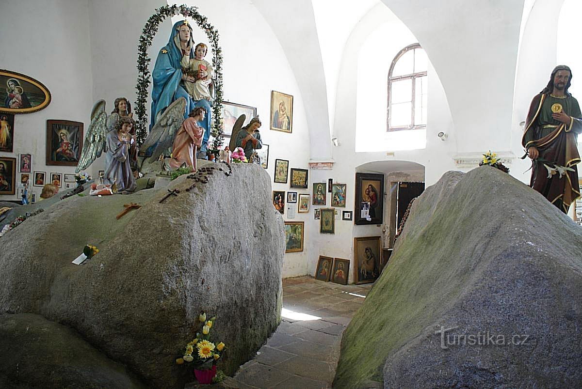 Piedra sagrada (cerca de Rychnov nad Malší): esparcir piedras milagrosas