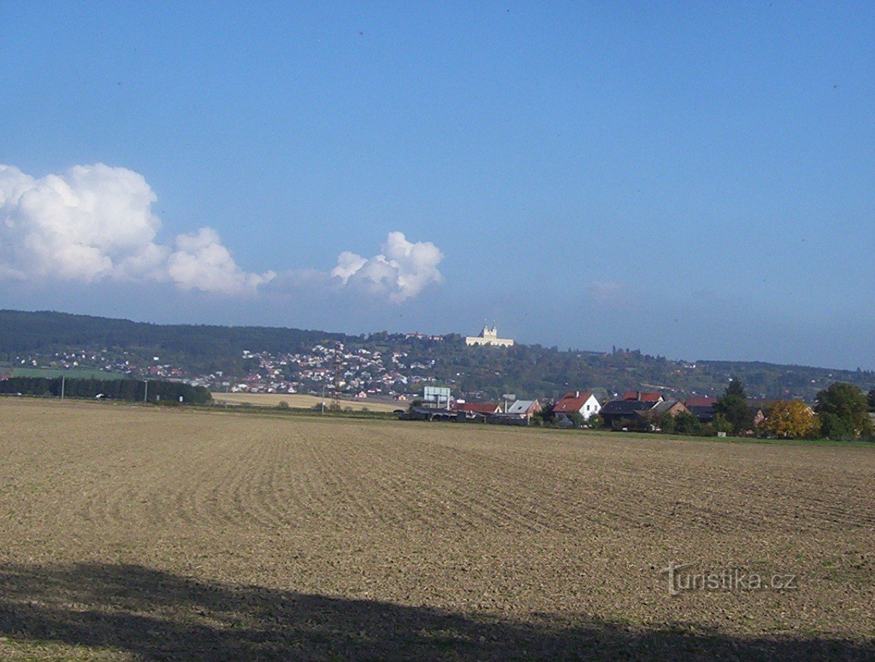 Svatý Kopeček en Samotišky vanaf de weg naar Hlušovice - Foto: Ulrych Mir.