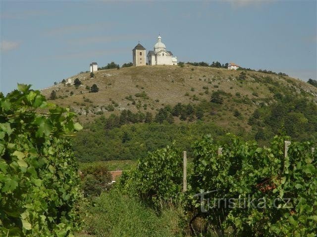 Svátý Kopeček bei Mikulov: Interessant ist der freistehende Glockenturm. Glocke innen m