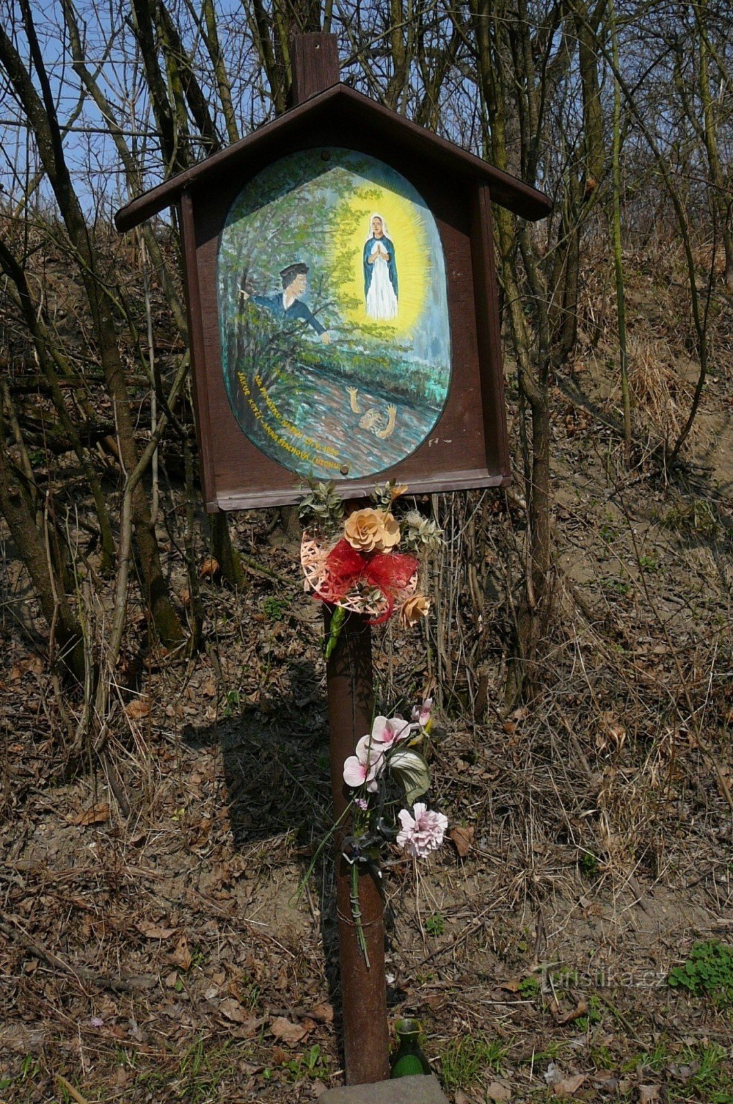 Un'immagine sacra lungo la strada - un ricordo di bambini che stanno annegando