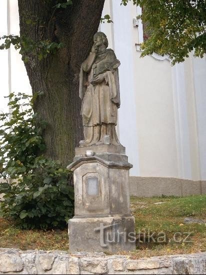 Santo davanti alla chiesa