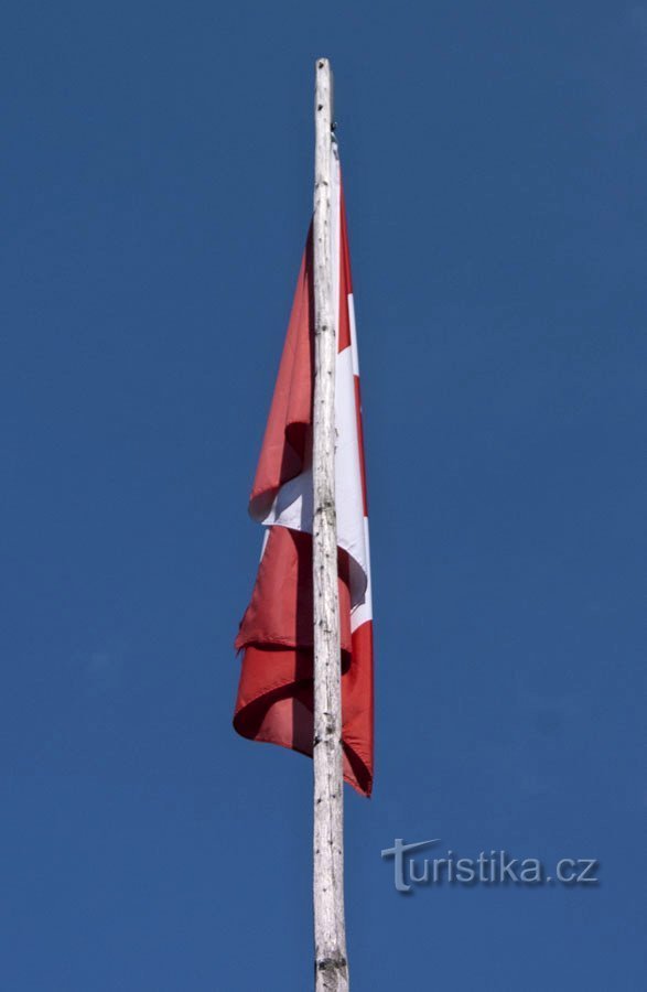 Eine hängende Flagge bedeutet keinen Wind