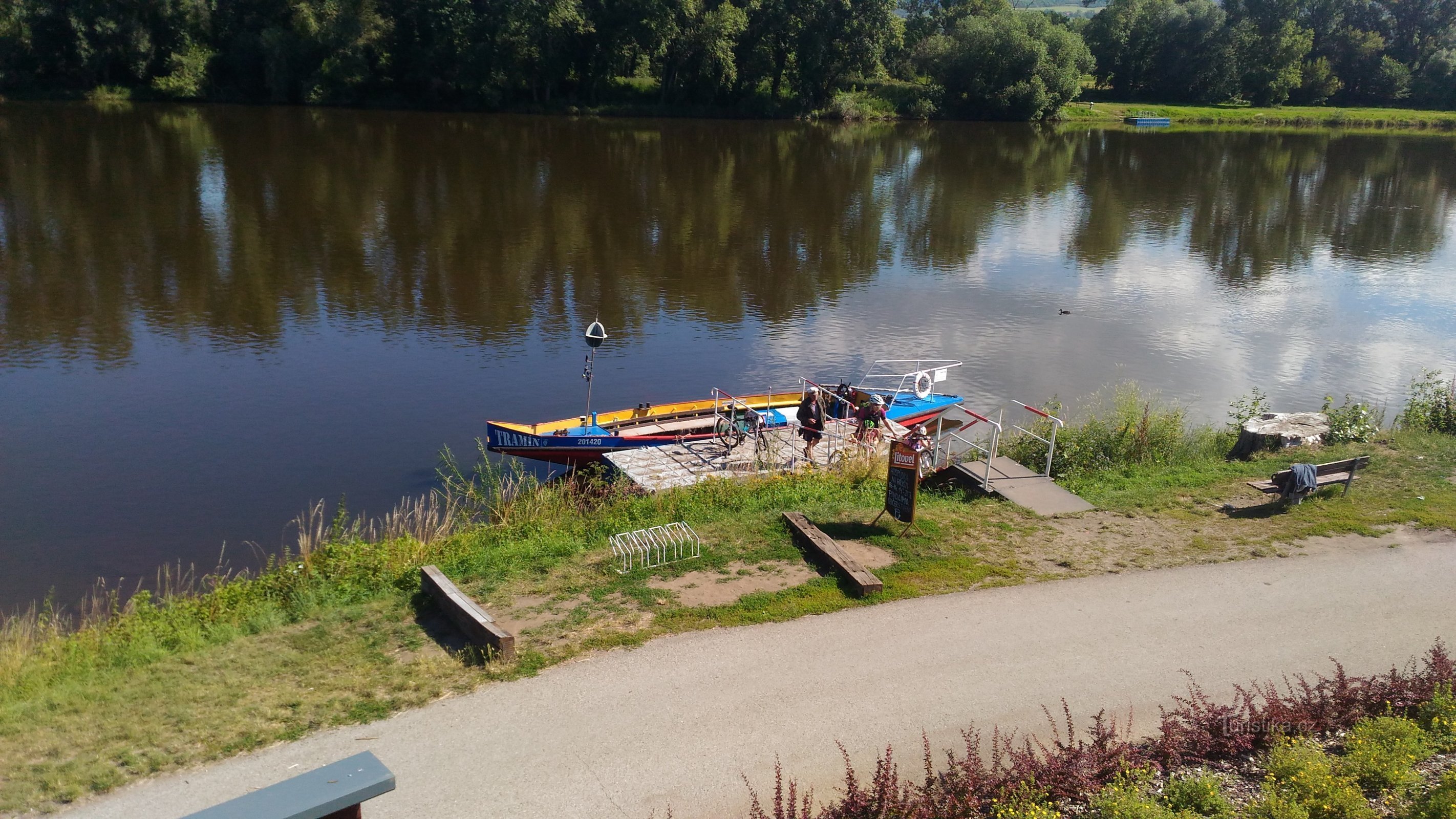 Ferrovia de ameixa para o lago Žernosecký e Radobyl.