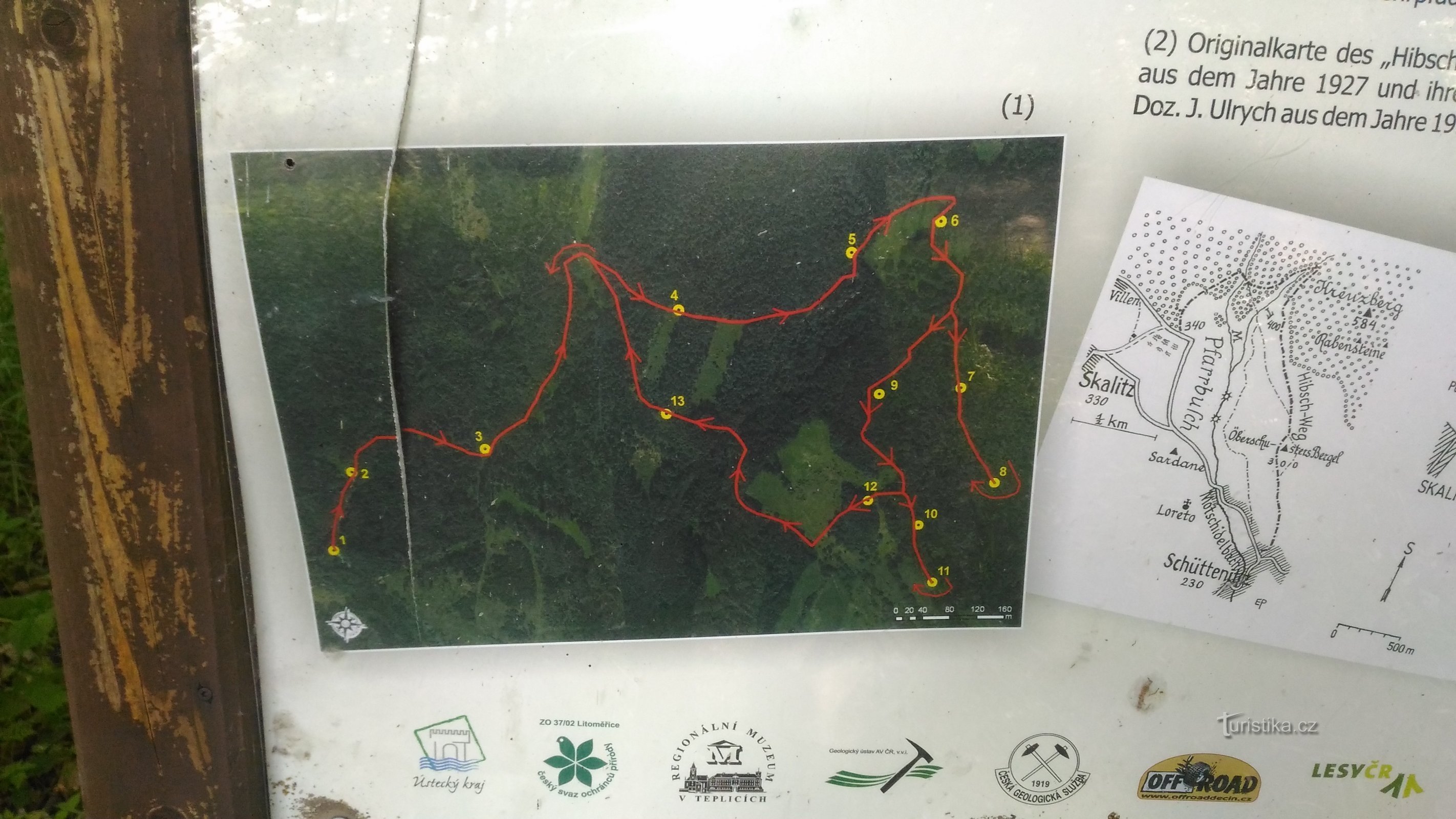 Entlang des Pflaumenwegs zum Aussichtsturm, zum Kočka-Felsen und zum Hibsch-Lehrpfad.