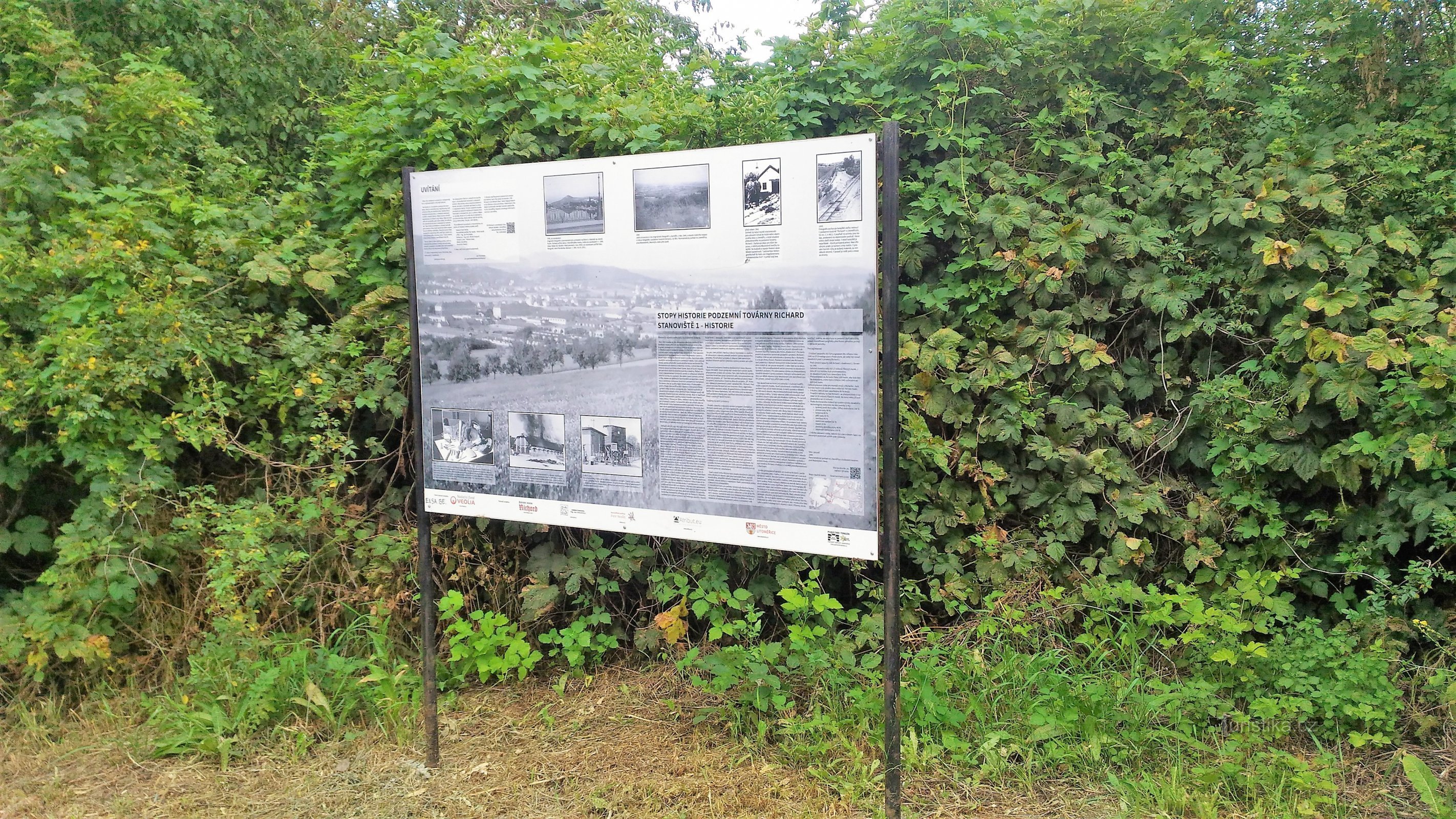 Plommonspår till ruinerna av Kamýk och Radobyl slott