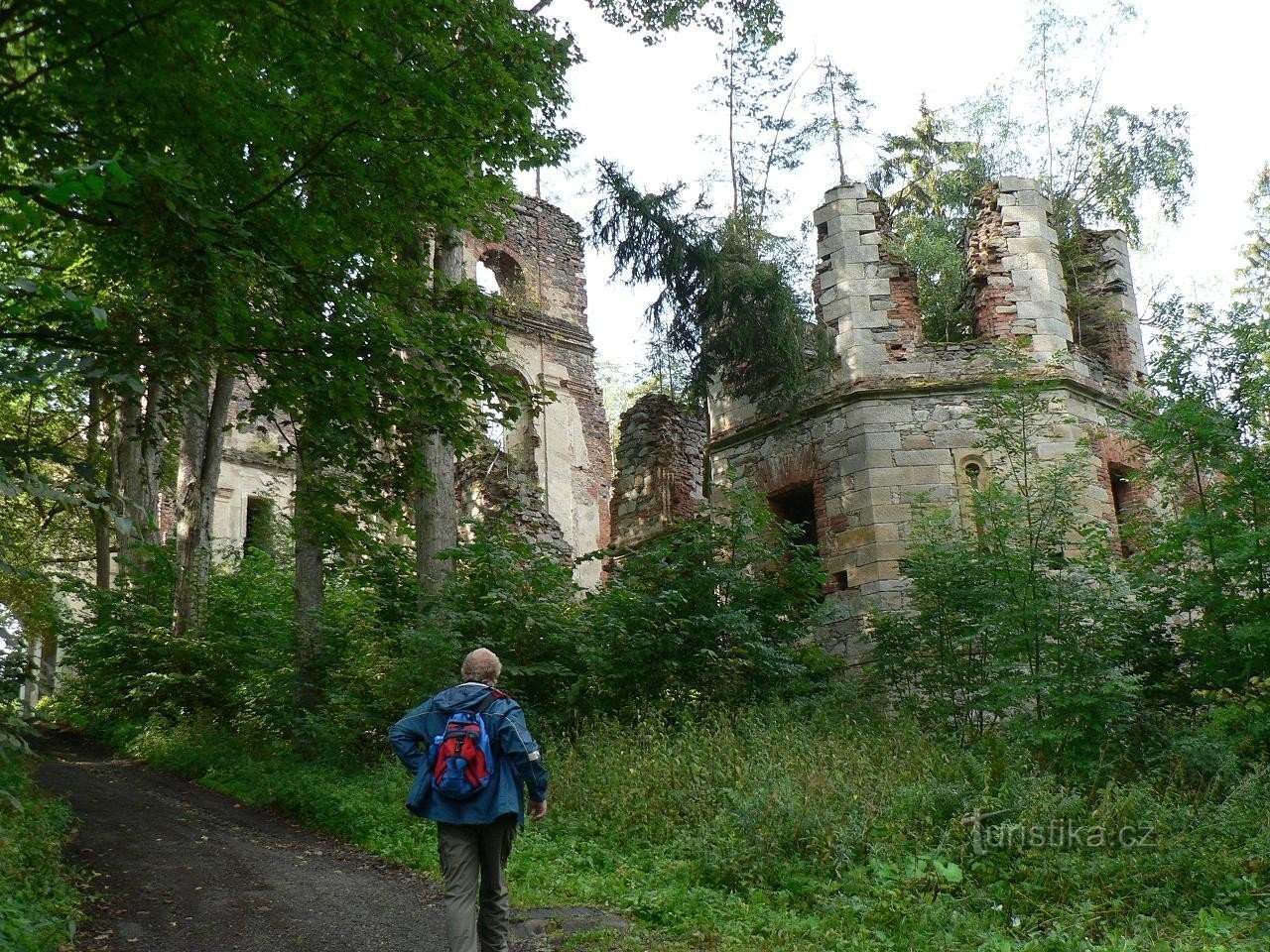 Saint, parte de um mosteiro em ruínas