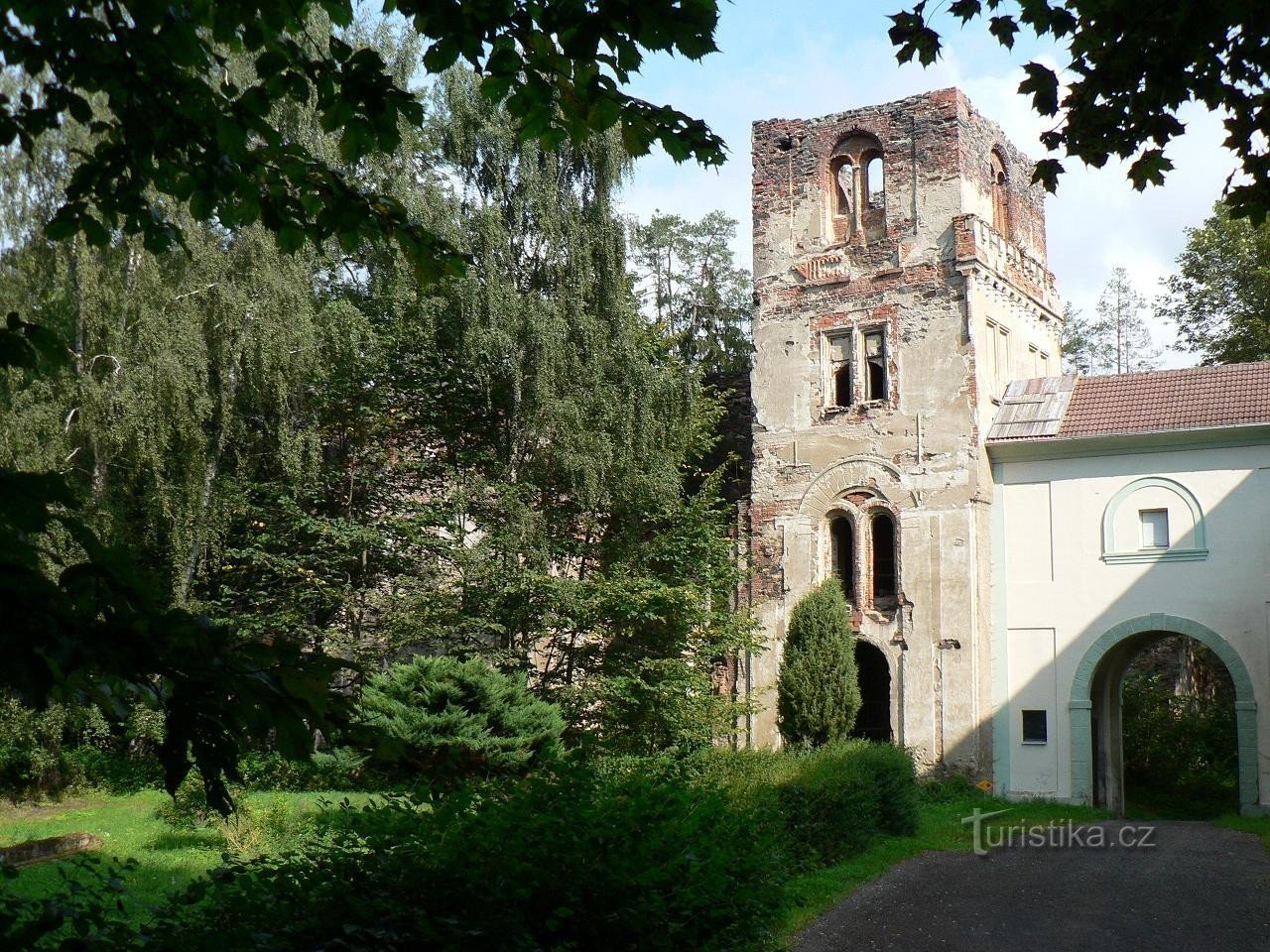 Saint, der Turm der zerstörten Kirche