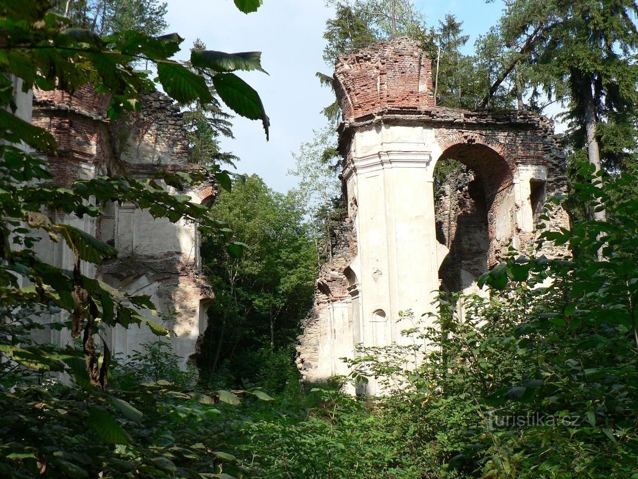 Святий, стіна з віконним отвором