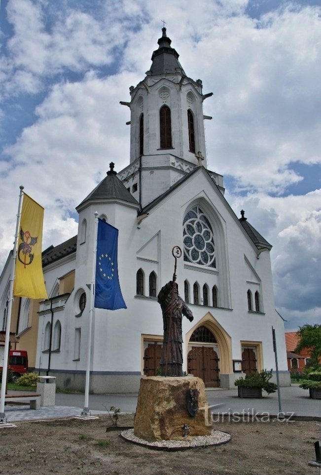 το άγαλμα του αγίου μπροστά από την εκκλησία